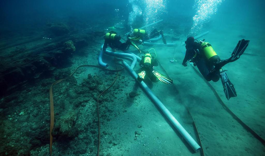 Técnicos del CAS analizan frente a la costa de San Pedro Alcántara, en Marbella (Málaga), los restos del navío hundido.